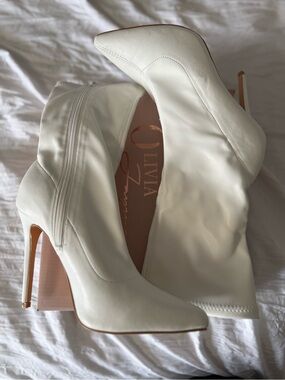 White boot size 7 1/2